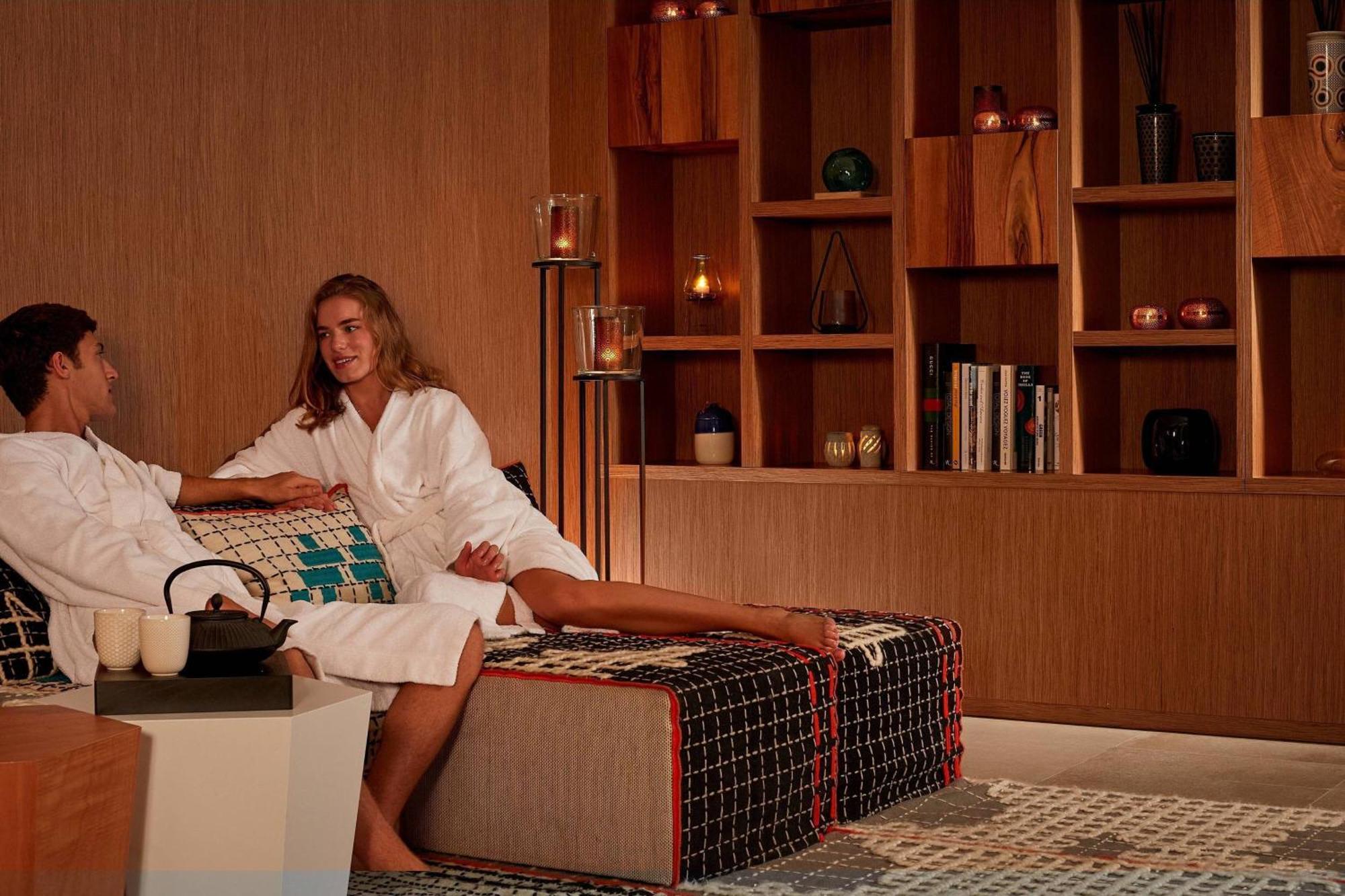 Paragraph Resort & Spa Shekvetili, Autograph Collection Exteriér fotografie A woman receiving a spa treatment