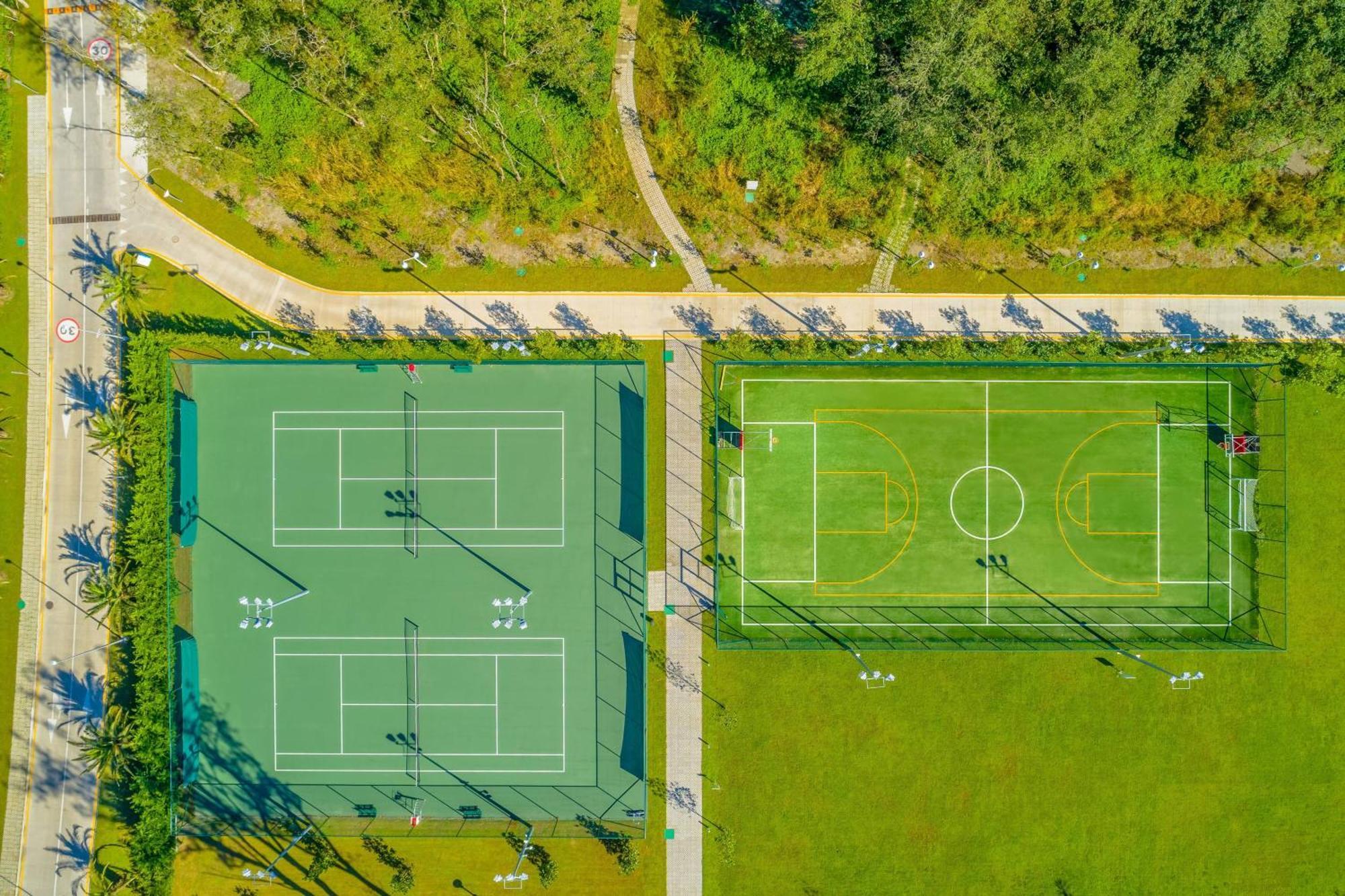 Paragraph Resort & Spa Shekvetili, Autograph Collection Exteriér fotografie Tennis and football fields