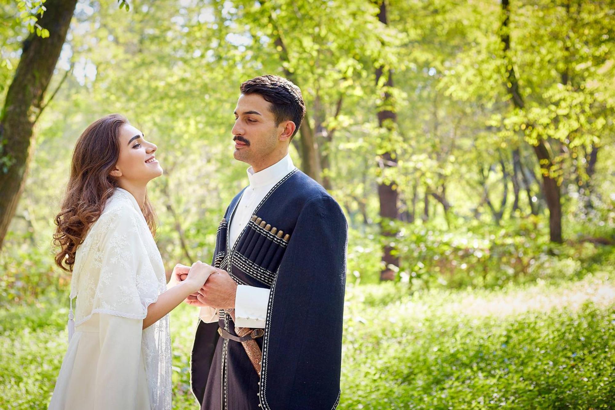 Paragraph Resort & Spa Shekvetili, Autograph Collection Exteriér fotografie Azeri couple in national clothes